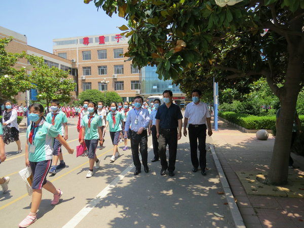 首页 新闻中心 一线快讯 正文薛书记在听取了段升友校长关于学校复学