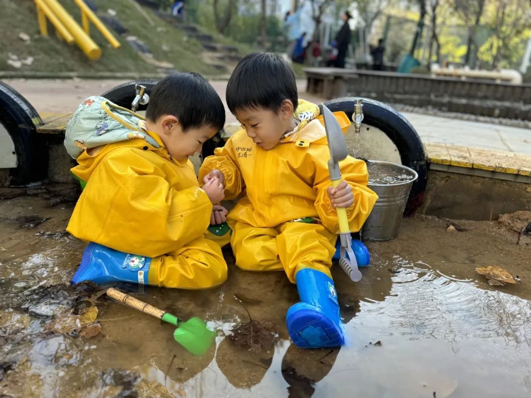 临沂第一实验幼儿园的学生在游戏中探索学习.jpg